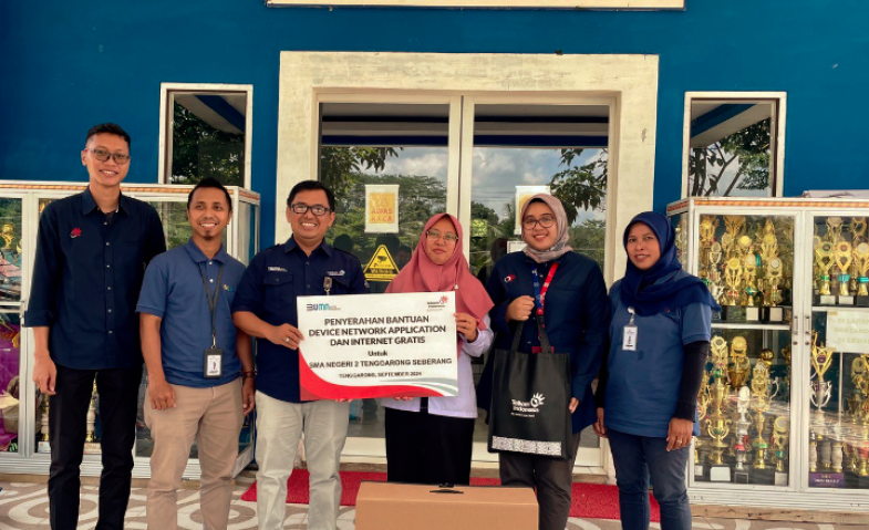 Telkom Serahkan Bantuan untuk SMAN 2 Tenggarong Seberang, Dorong Digitalisasi Pendidikan