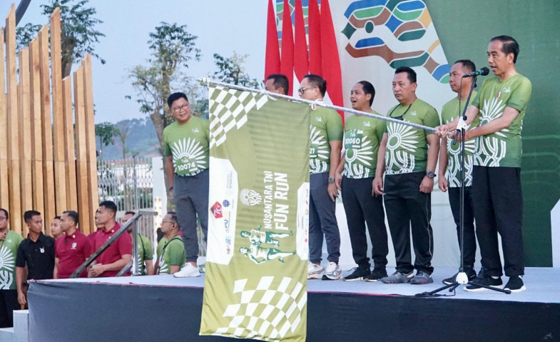 Jokowi Ikut Lari Bersama Ribuan Peserta Nusantara TNI Fun Run 2024 di IKN