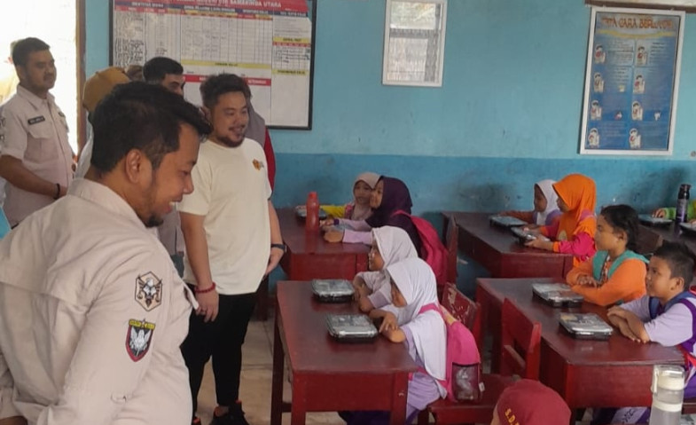 Kawal Indonesia Emas, Ormas ADIL Kembali Bagikan Makan Siang Gratis untuk Ratusan Siswa di Samarinda