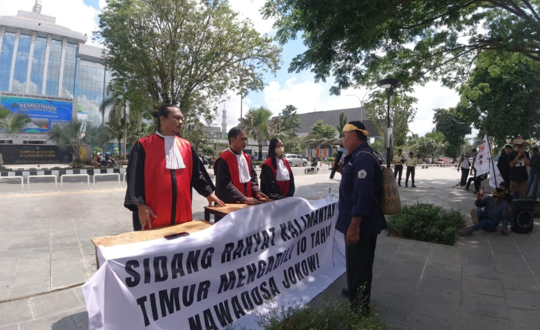 Tagih Janji Jokowi Soal Masyarakat Adat, AMAN Kaltim Gelar Aksi ‘Sidang Rakyat’ di Depan Kantor Gubernur