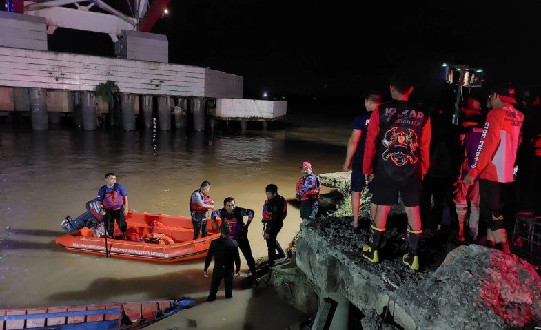 Tim SAR Gabungan Masih Mencari Keberadaan Bocah yang Tenggelam di Bawah Jembatan Tenggarong