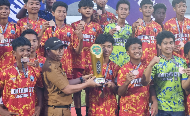 Dispora Kaltim Apresiasi Atlet Muda, Penajam Utama dan Balikpapan All Stars Juara Piala Soeratin 2024