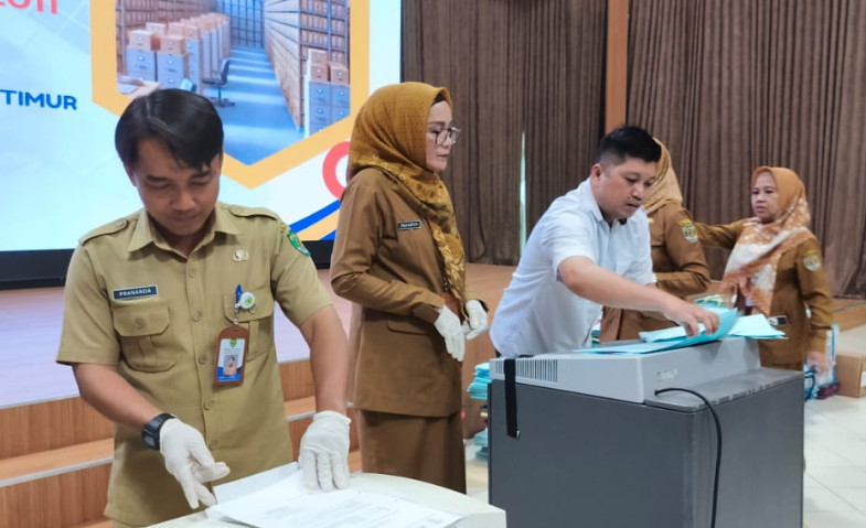 Dispora Kaltim Serahkan 142 Arsip Statis Bersejarah ke DPK, Ribuan Berkas Lama Dimusnahkan