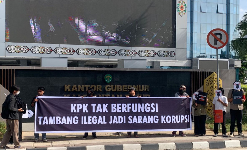 Komite 30 Hari HAM Lakukan Cosplay Kritik 7 Institusi di Hari Anti Korupsi Sedunia