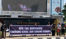 Komite 30 Hari HAM Lakukan Cosplay Kritik 7 Institusi di Hari Anti Korupsi Sedunia