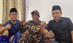 Sunhaji Penjual Es Teh Viral yang Diolok Gus Miftah Diangkat Jadi Anggota Kehormatan Banser