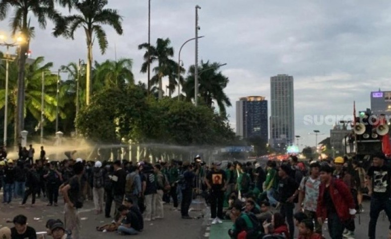 Polisi Semprot Water Cannon Saat Massa Demo RUU TNI Tengah Berbuka Puasa