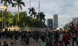 Polisi Semprot Water Cannon Saat Massa Demo RUU TNI Tengah Berbuka Puasa