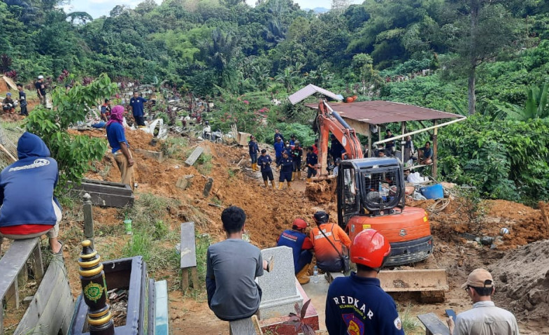35 Makam di Pemakaman Cempaka Samarinda Terdampak Longsor, Proses Evakuasi Dihadiri Ahli Waris