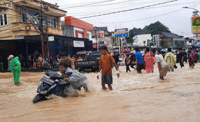 Banjir Rendam Samarinda, Warga Gotong Royong Bantu Pengendara