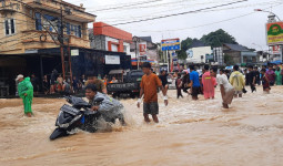 Banjir Rendam Samarinda, Warga Gotong Royong Bantu Pengendara