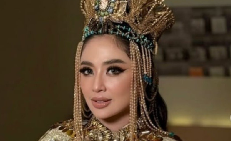 Dihujat Saat Nyanyi Lagu 'Pica Pica', Ternyata Ini Penyebab Dewi Perssik Salah Lirik di Panggung