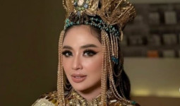Dihujat Saat Nyanyi Lagu 'Pica Pica', Ternyata Ini Penyebab Dewi Perssik Salah Lirik di Panggung