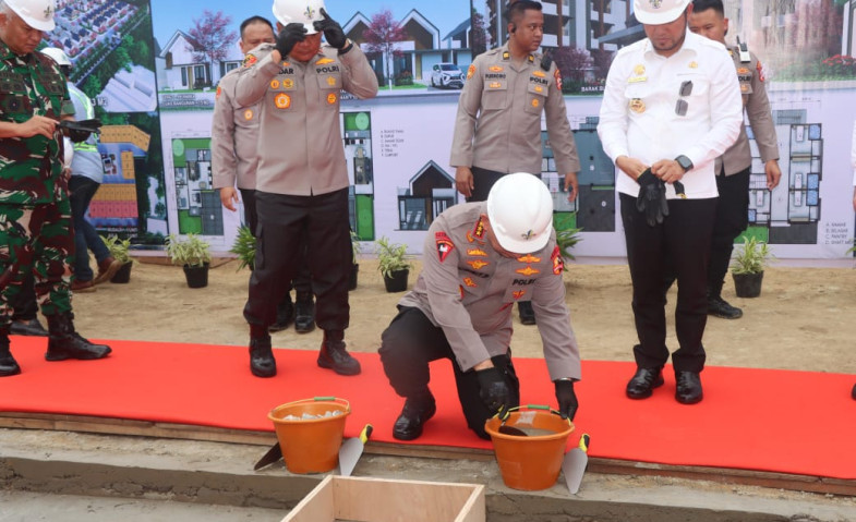 Kapolri Letakkan Batu Pertama Pembangunan Asrama Polisi Gelatik di Samarinda