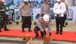 Kapolri Letakkan Batu Pertama Pembangunan Asrama Polisi Gelatik di Samarinda