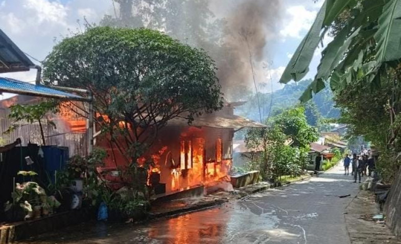 Kebakaran Hanguskan Satu Rumah di Jalan Lumba-lumba