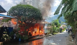 Kebakaran Hanguskan Satu Rumah di Jalan Lumba-lumba