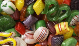 Ketahuan Mengandung Gelatin Babi Tapi Pakai Label Halal, Ribuan Permen Anak Dimusnahkan di Samarinda