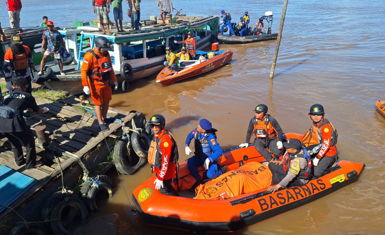 Tim Sar Samarinda Evakuasi Jasad Pedagang Buah yang Sempat Dikabarkan Tenggelam di Sungai Mahakam