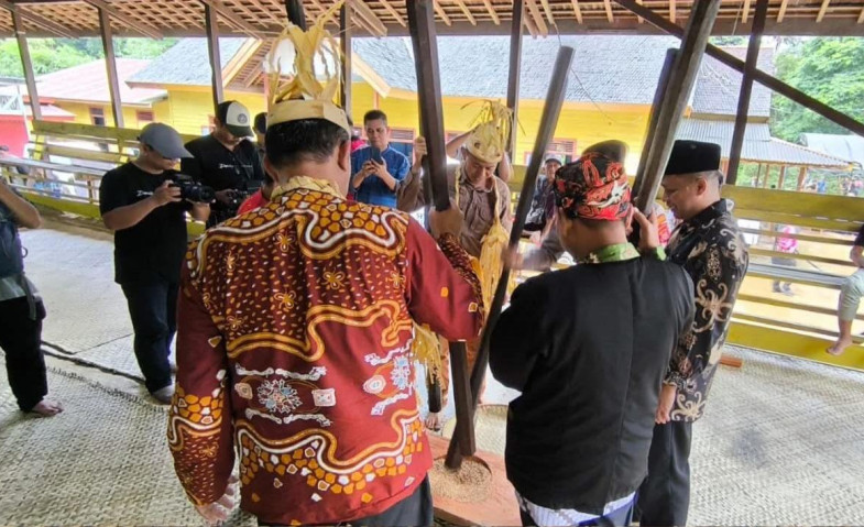 Festival Budaya Nutuk Beham di Kedang Ipil Ditutup, Bupati Edi Tegaskan Komitmen Pelestarian Budaya Kutai