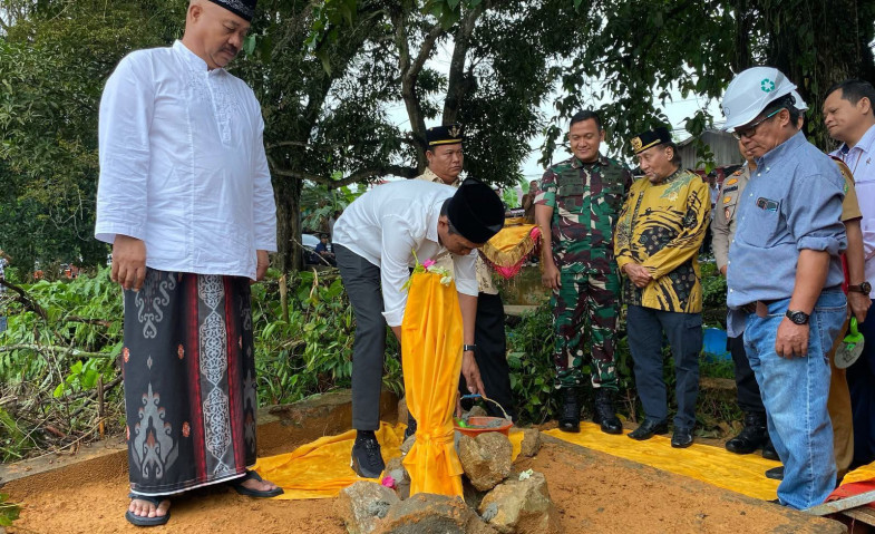 Jembatan Pendamping Jembatan Besi Mulai Dibangun, Prosesi Adat Tepung Tawar Tandai Awal Pengerjaan