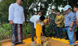 Jembatan Pendamping Jembatan Besi Mulai Dibangun, Prosesi Adat Tepung Tawar Tandai Awal Pengerjaan