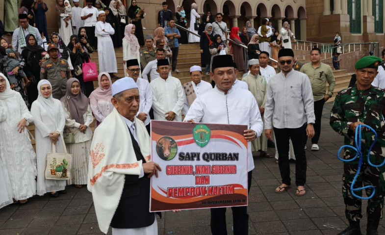 Pemprov Kaltim Serahkan 21 Sapi Kurban, Seno Aji Harap Bermanfaat bagi Seluruh Umat
