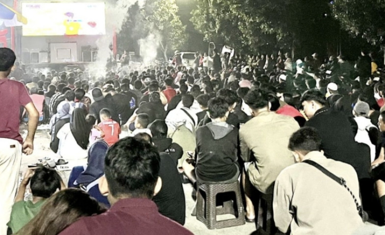 Ratusan Warga Ikut Nobar Timnas Indonesia vs Jepang di Sekretariat DPC PDIP Samarinda