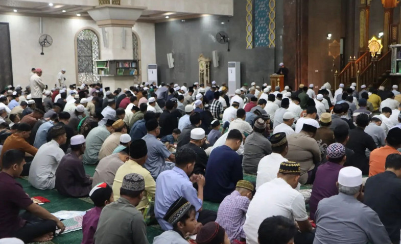 Ribuan Jamaah Padati Masjid Nurul Mu’minin, Sekda Kaltim Serukan Semangat Pengorbanan