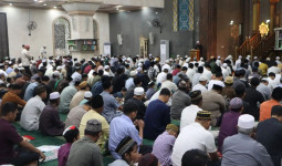 Ribuan Jamaah Padati Masjid Nurul Mu’minin, Sekda Kaltim Serukan Semangat Pengorbanan