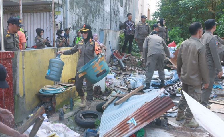 Satpol PP Samarinda Temukan Pipet dan Botol Miras saat Tertibkan Bangunan Liar