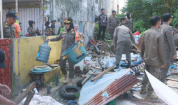 Satpol PP Samarinda Temukan Pipet dan Botol Miras saat Tertibkan Bangunan Liar