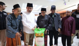 Sekda Kukar Lepas Distribusi Beras Paskas ke Pondok Pesantren dan Rumah Tahfidz