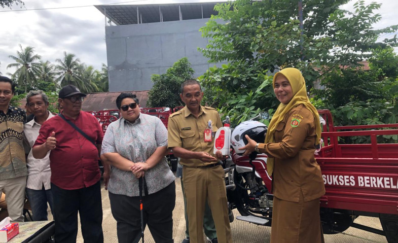 Ananda Emira Moeis Serahkan 26 Unit Motor Sampah Tiga Roda untuk RT di Samarinda
