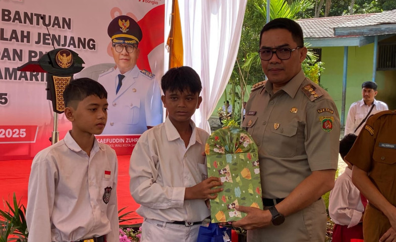 Andi Harun Salurkan Buku dan Perlengkapan Sekolah Gratis di Samarinda