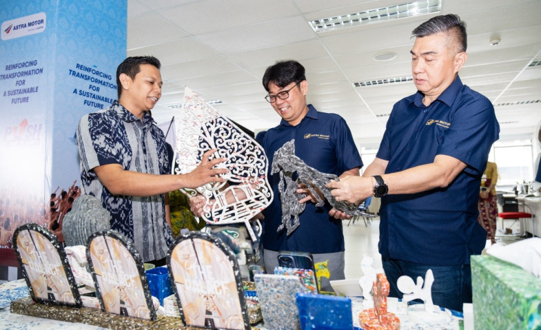 Astra Motor Berkolaborasi dengan Penerima Apresiasi SATU Indonesia Awards dalam Pengolahan Sampah Botol Plastik
