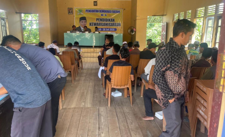 Bang Ayub Tekankan Hak dan Kewajiban Warga Negara Saat Penguatan Demokrasi di Desa Perian