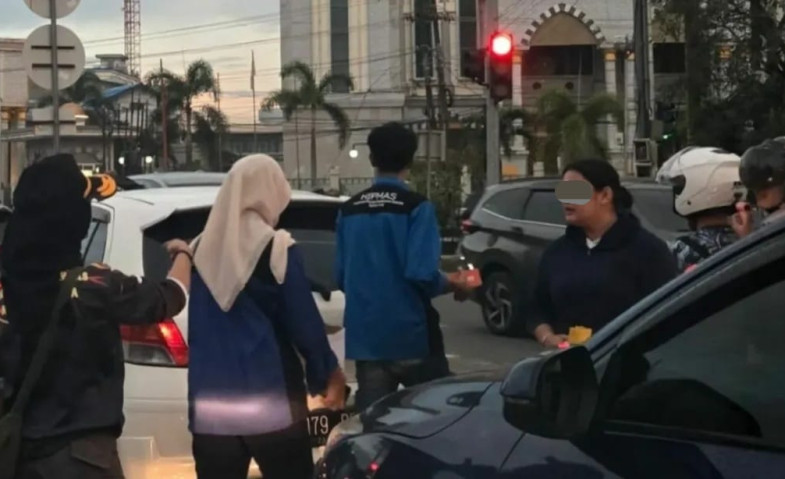 Dianggap Ganggu Lalu Lintas, Satpol PP Samarinda Tertibkan Penggalangan Dana di Simpang Lembuswana