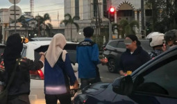 Dianggap Ganggu Lalu Lintas, Satpol PP Samarinda Tertibkan Penggalangan Dana di Simpang Lembuswana