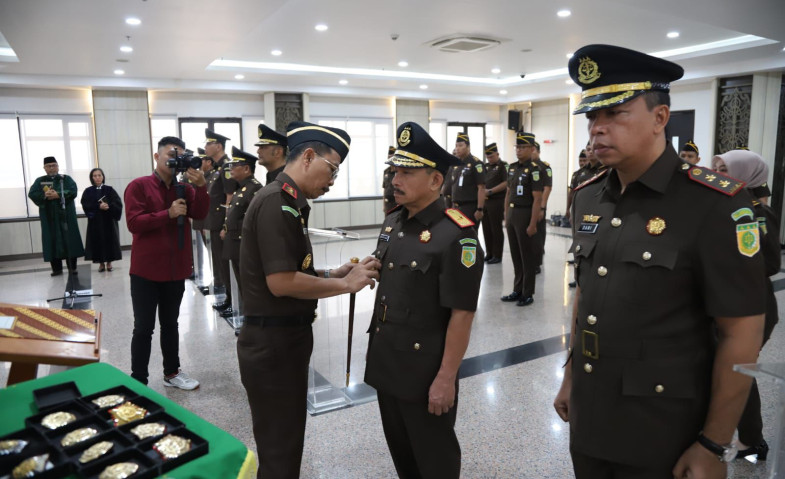 Kajati Kaltim Lantik Pejabat Eselon II dan III, Tekankan Integritas dan Etos Kerja