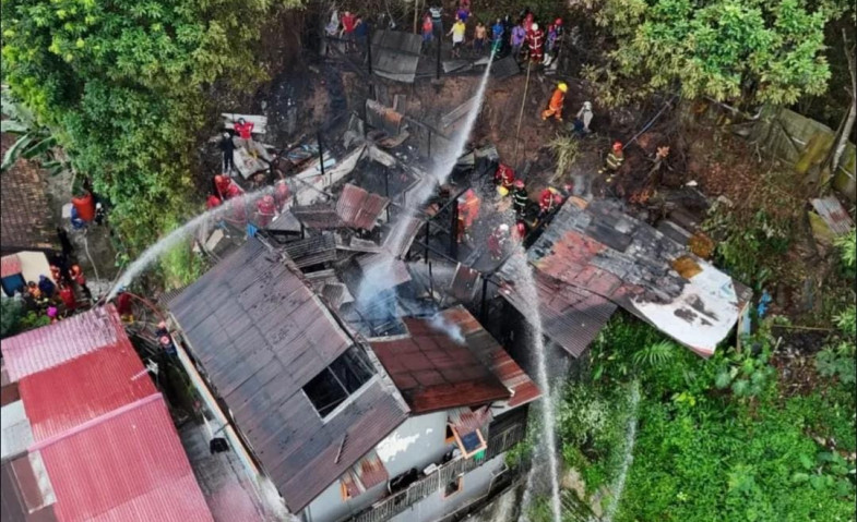 Kebakaran Hanguskan Dua Rumah di Samarinda
