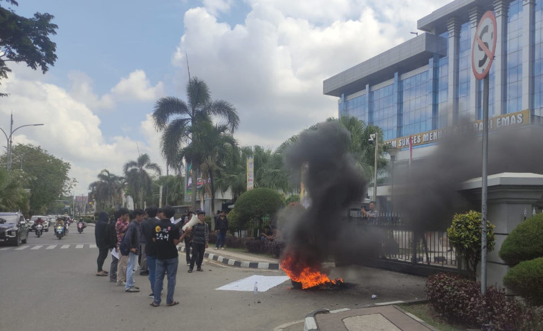 Siapa Inisial H yang Disuarakan Aliansi Mahasiswa Anti Korupsi di Depan Kantor Gubernur Kaltim