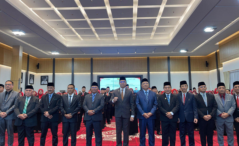 Andi Harun Sematkan Satyalencana Karya Satya dari Presiden Prabowo Subianto untuk 117 ASN Pemkot Samarinda