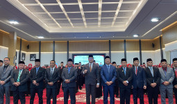 Andi Harun Sematkan Satyalencana Karya Satya dari Presiden Prabowo Subianto untuk 117 ASN Pemkot Samarinda