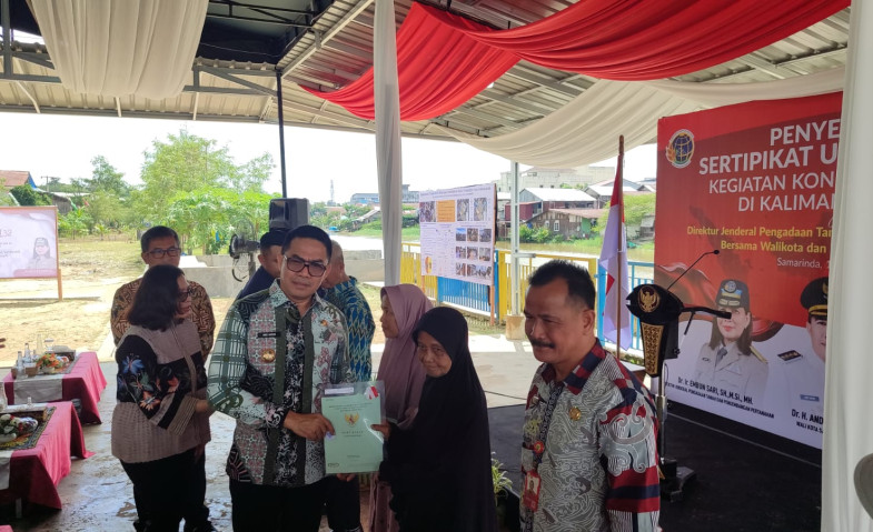 Andi Harun Serahkan 47 Sertifikat Program Konsolidasi Tanah di Sidodadi