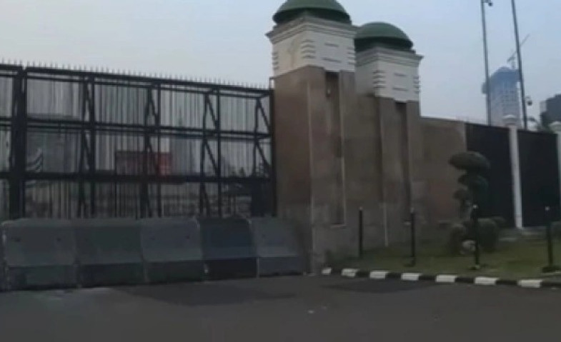 Bikin Geram! Pagar Beton di Depan Gedung DPR Dilumuri Oli Jelang Aksi Demo 25 Agustus