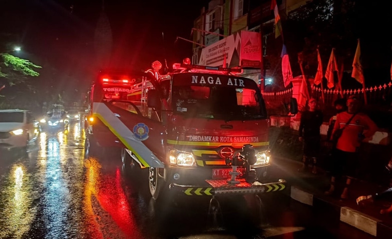 Disdamkarmat Samarinda Gunakan 'Naga Air' Bersihkan Jalan Protokol
