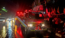 Disdamkarmat Samarinda Gunakan 'Naga Air' Bersihkan Jalan Protokol