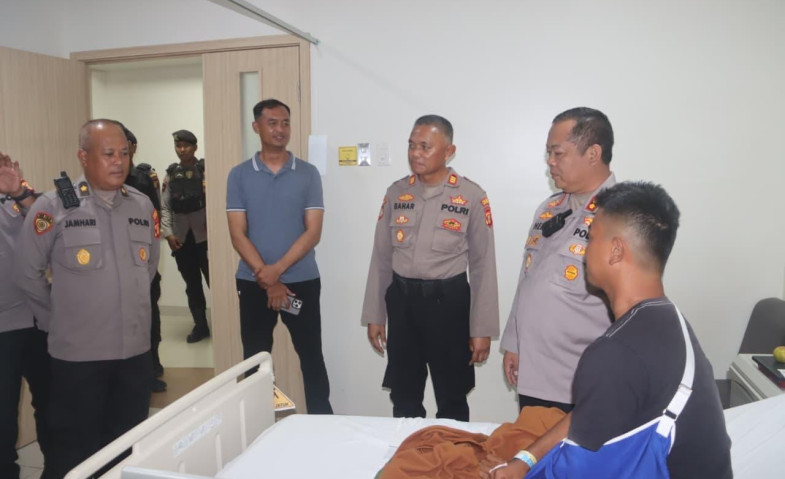 Dir Samapta Polda Jenguk Anggota yang Terluka Saat Amankan Aksi Hitamkan DPRD Kaltim