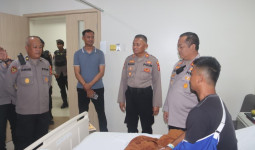 Dir Samapta Polda Jenguk Anggota yang Terluka Saat Amankan Aksi Hitamkan DPRD Kaltim